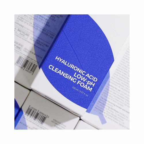 Isntree Hyaluronic Acid Low-Ph Cleansing Foam